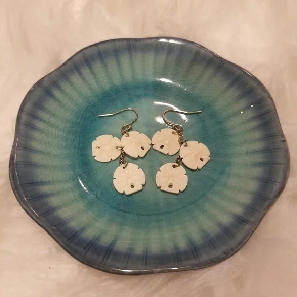 Coldwater Creek Gold Sand dollar earrings - Picture 4 of 5